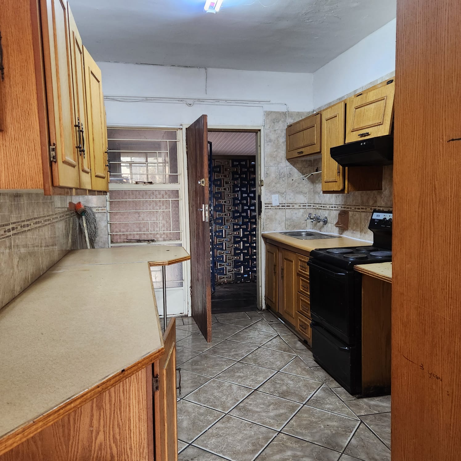 WhatsApp Image 2024-05-03 at 08.26.15 (2) Ground floor !one and half bedroom flat in Kempton park for sale.!