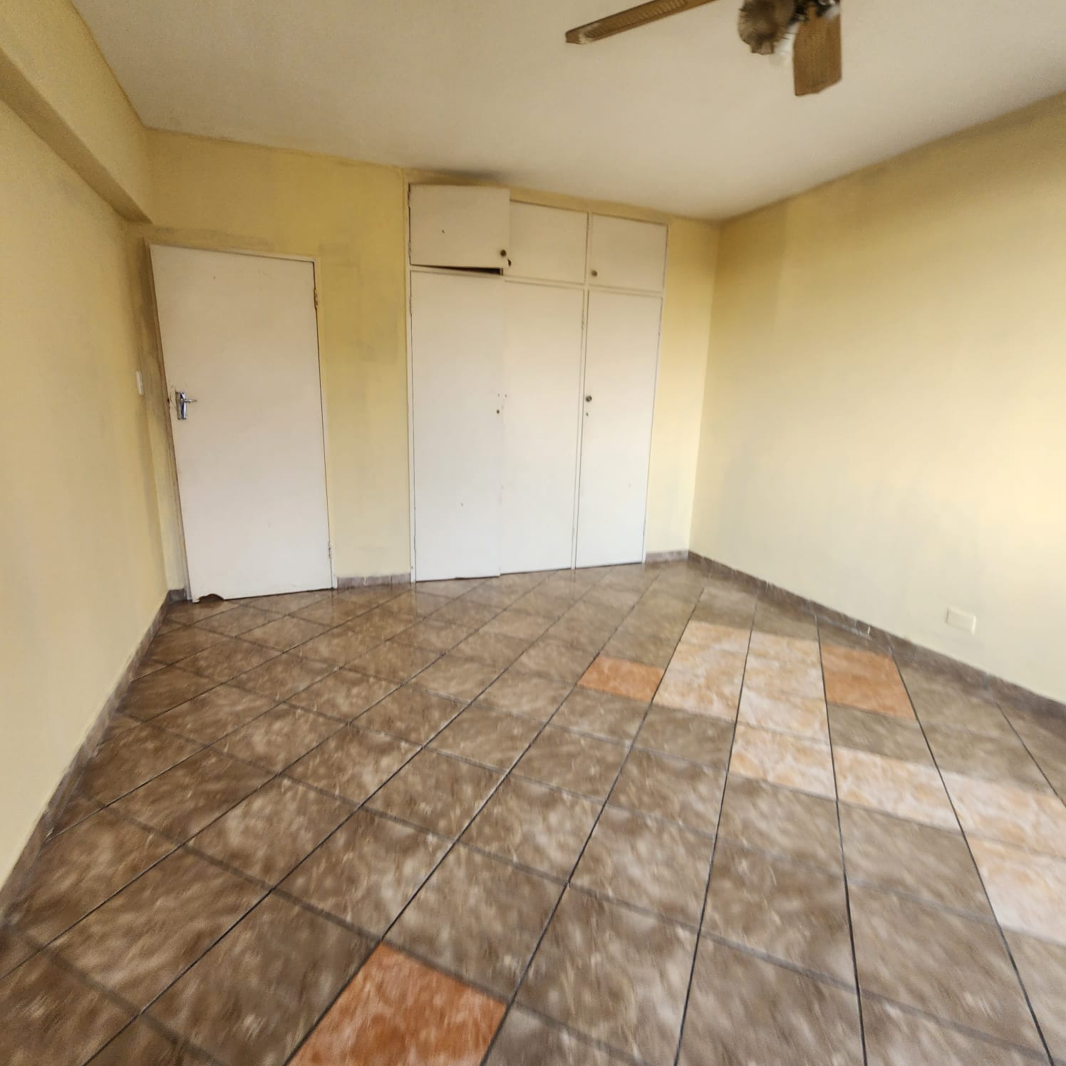 WhatsApp Image 2024-05-03 at 08.26.16 (1) Ground floor !one and half bedroom flat in Kempton park for sale.!