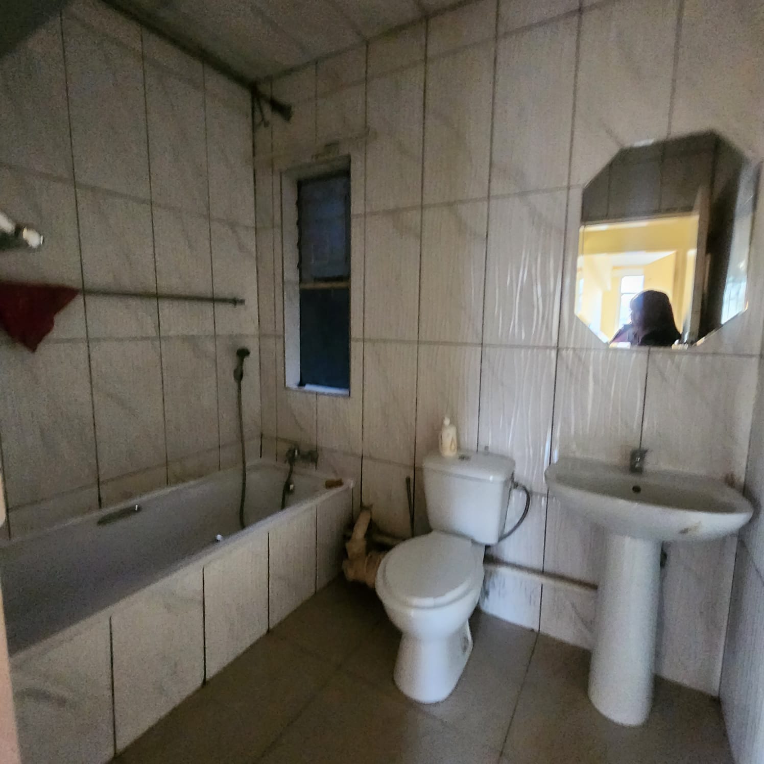 WhatsApp Image 2024-05-03 at 08.26.16 (2) Ground floor !one and half bedroom flat in Kempton park for sale.!