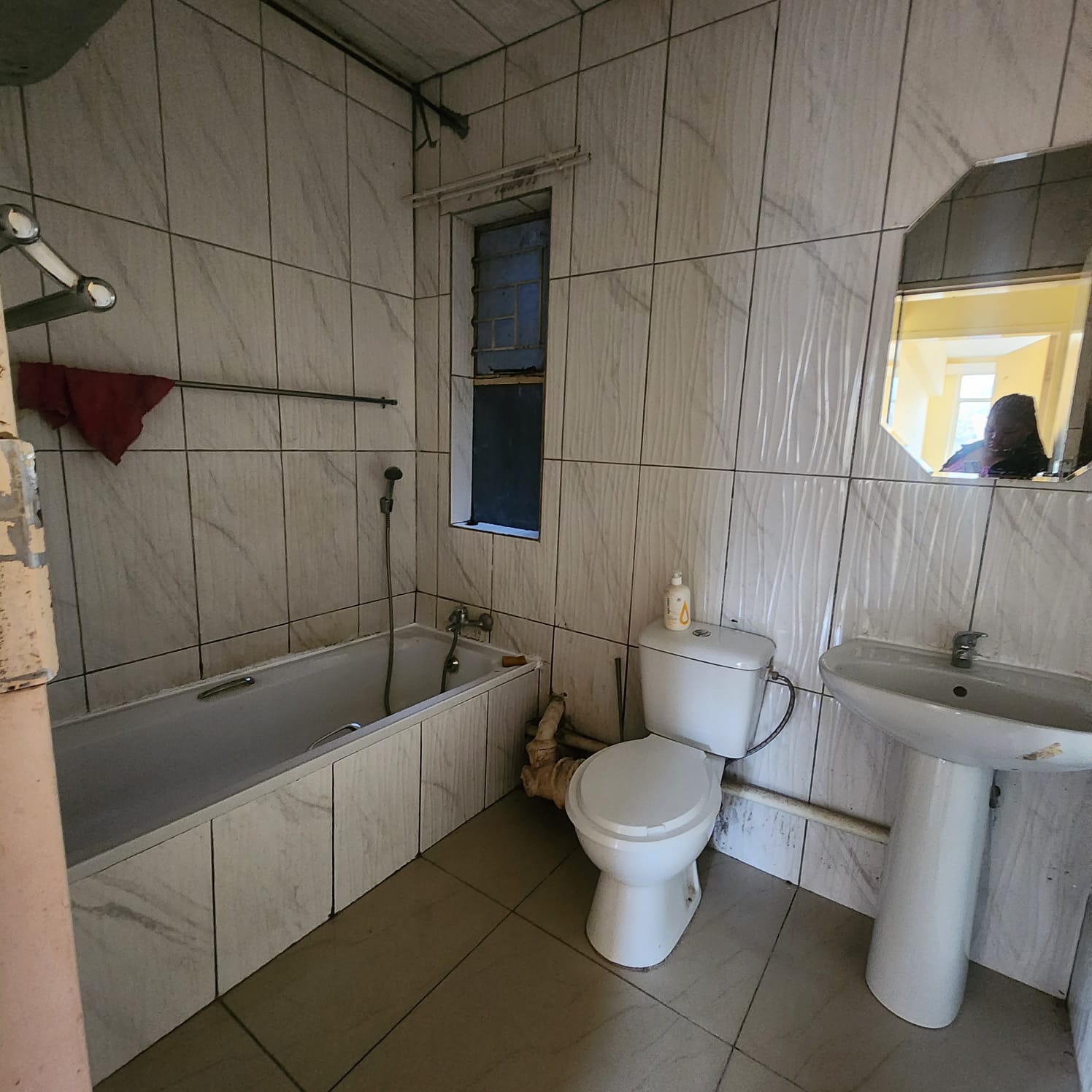 WhatsApp Image 2024-05-03 at 08.26.16 (3) Ground floor !one and half bedroom flat in Kempton park for sale.!