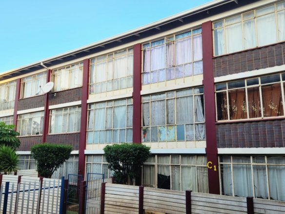 Ground floor !one and half bedroom flat in Kempton park for sale.!