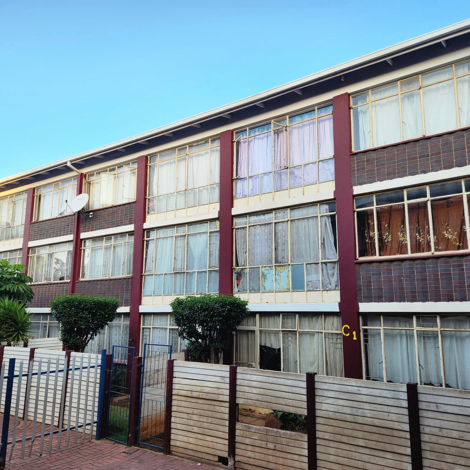 WhatsApp Image 2024-05-03 at 08.26.17 (1) Ground floor !one and half bedroom flat in Kempton park for sale.!