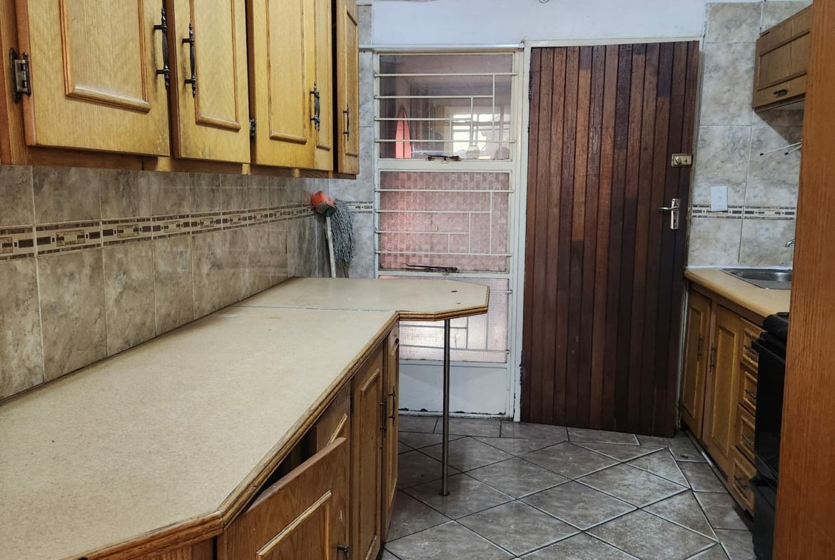Ground floor !one and half bedroom flat in Kempton park for sale.!