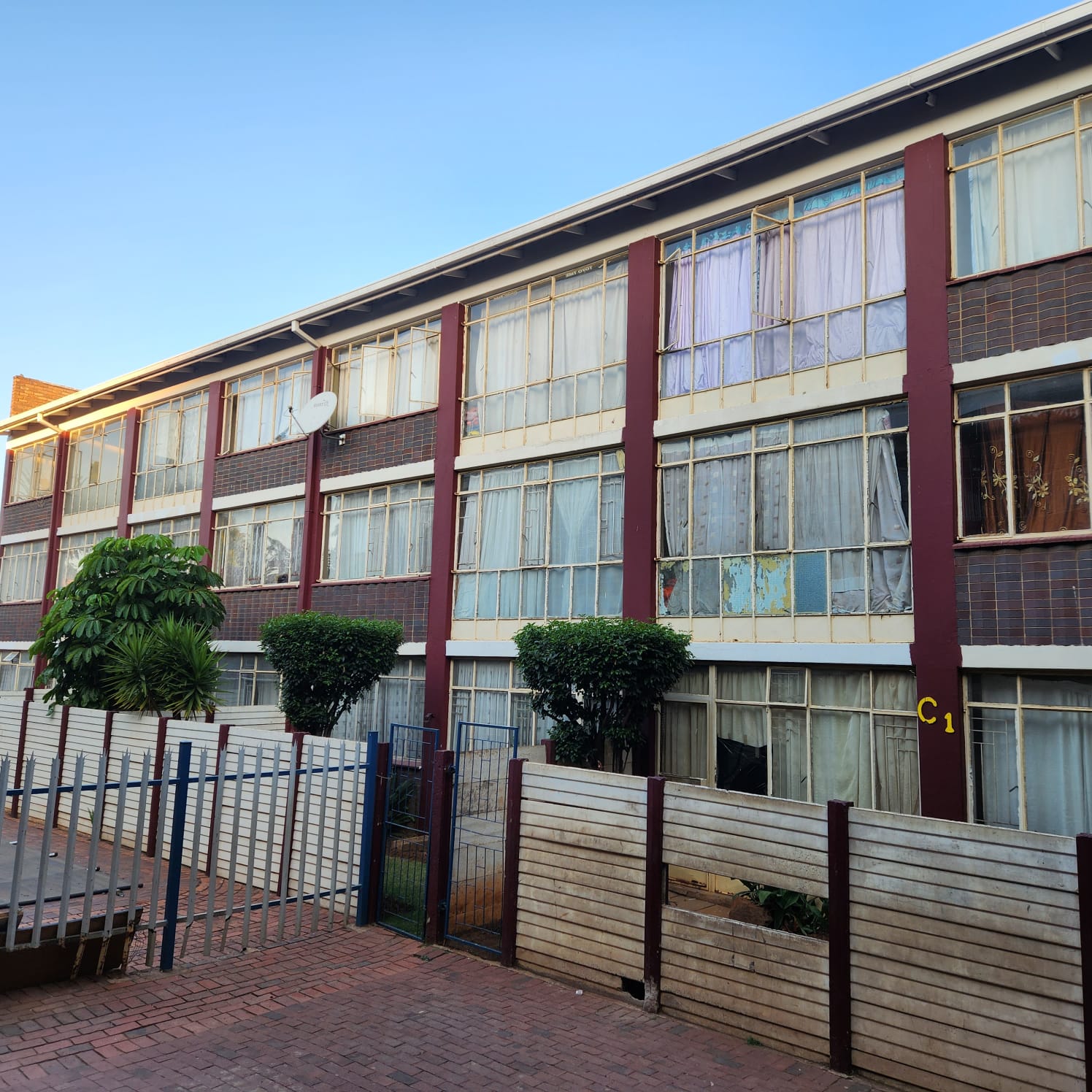 WhatsApp Image 2024-05-03 at 08.26.17 (2) Ground floor !one and half bedroom flat in Kempton park for sale.!