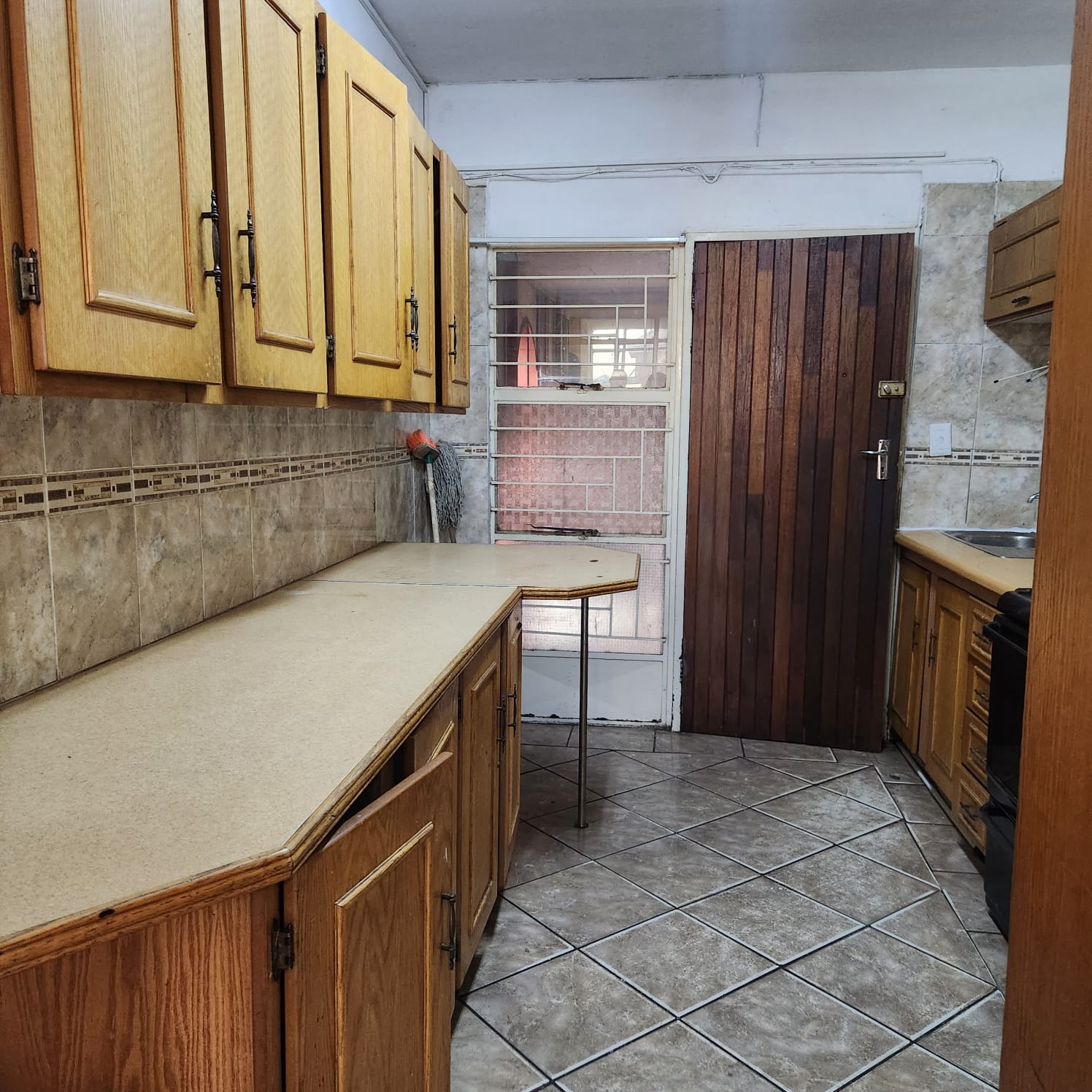 WhatsApp Image 2024-05-03 at 08.26.17 Ground floor !one and half bedroom flat in Kempton park for sale.!