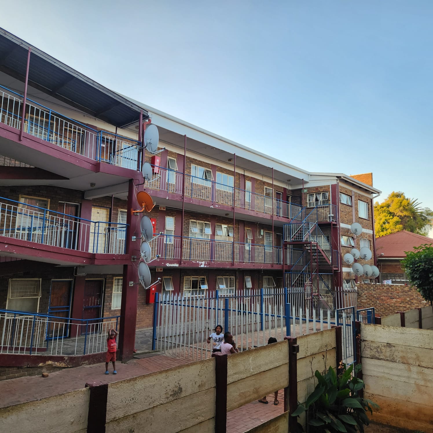 WhatsApp Image 2024-05-03 at 08.26.18 Ground floor !one and half bedroom flat in Kempton park for sale.!