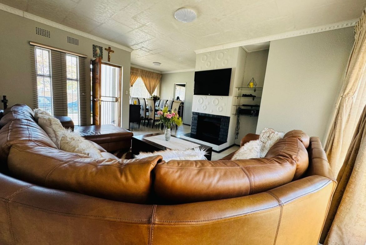 3 Bedroom 2 Bathroom House to Rent Esther Park
