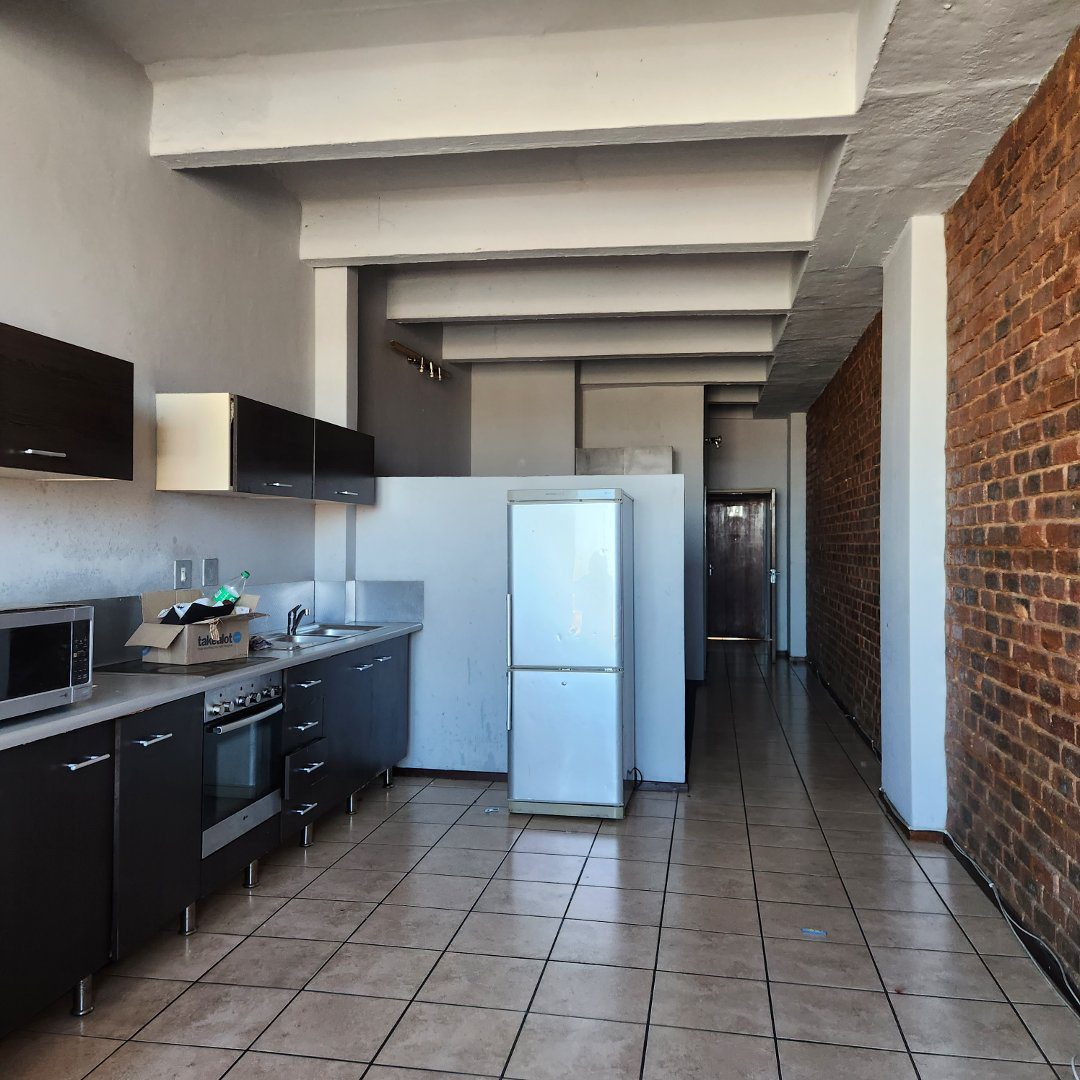 1 SPACIOUS BACHELOR TO LET IN BRAAMFONTEIN