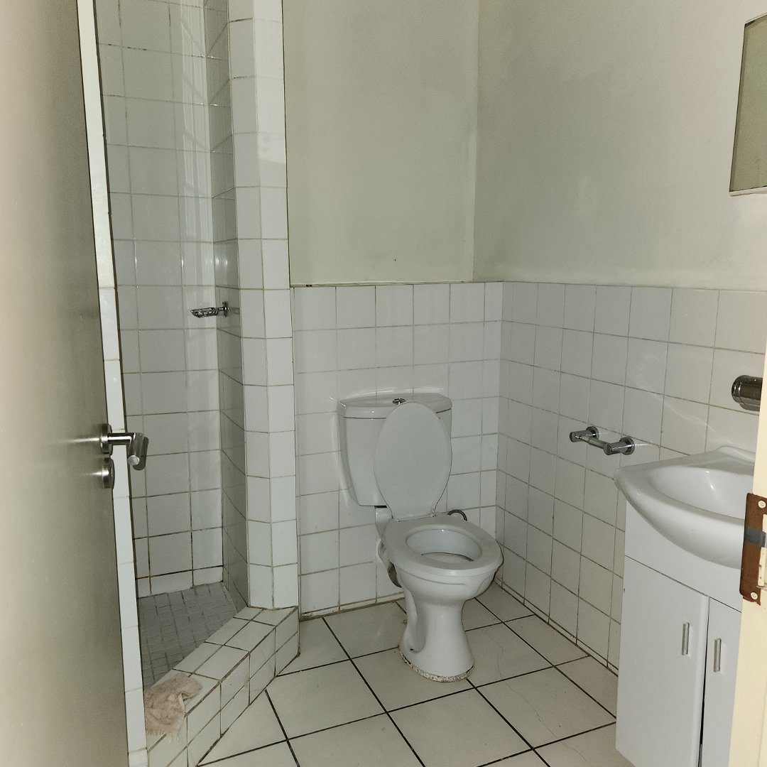 12 SPACIOUS BACHELOR TO LET IN BRAAMFONTEIN