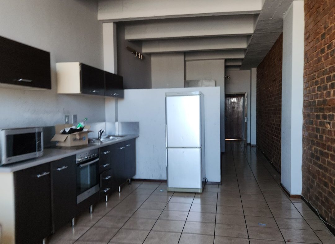 SPACIOUS BACHELOR TO LET IN BRAAMFONTEIN