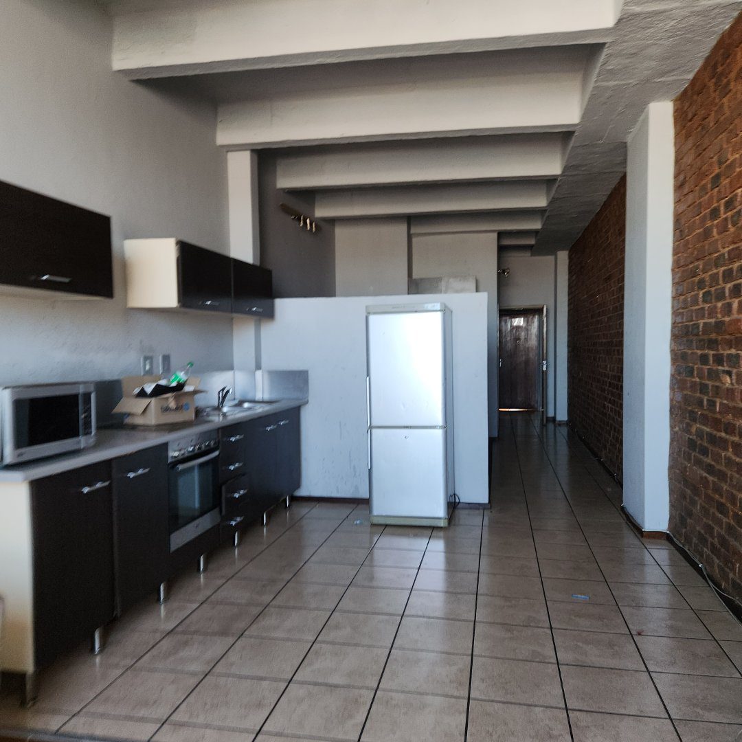 16 SPACIOUS BACHELOR TO LET IN BRAAMFONTEIN