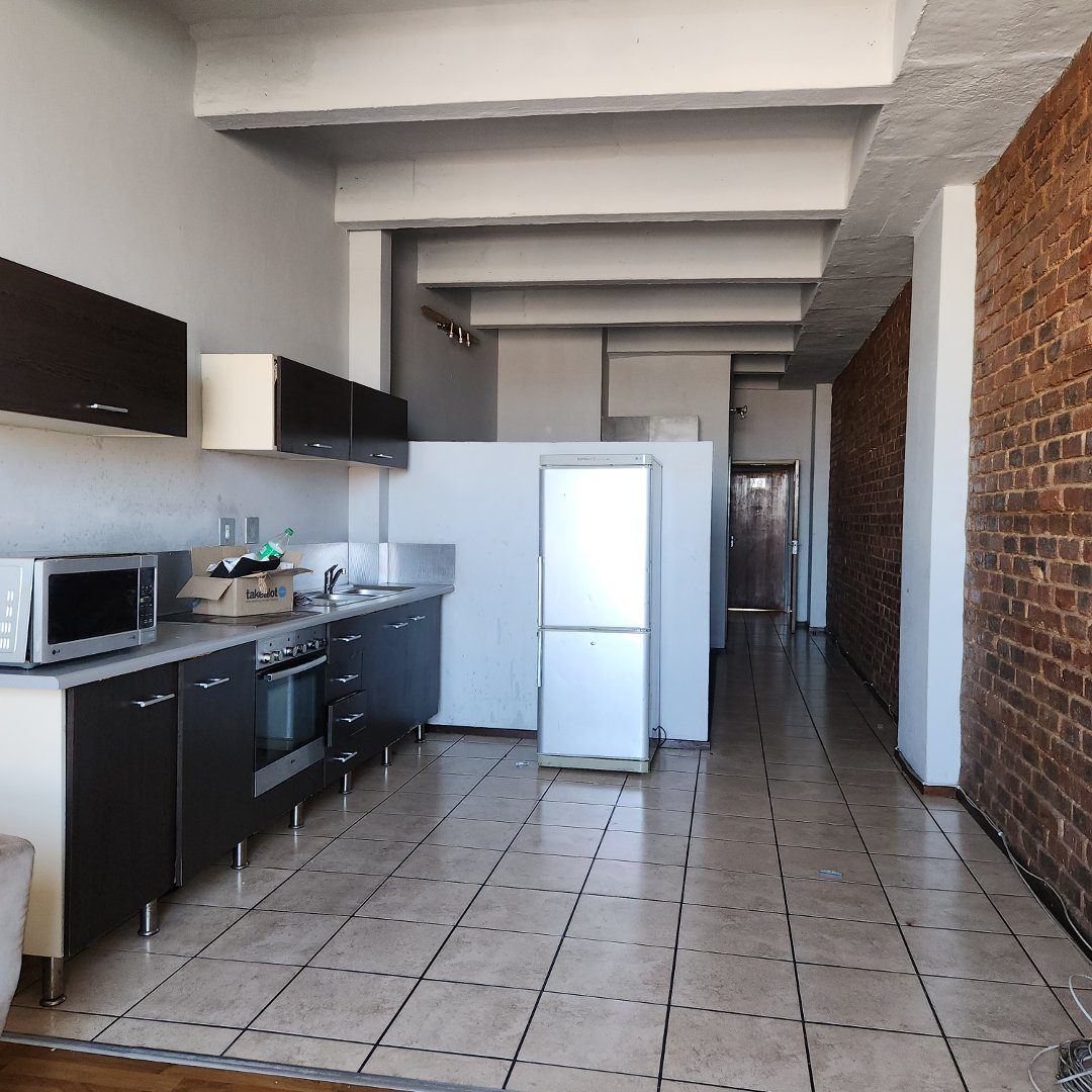 17 SPACIOUS BACHELOR TO LET IN BRAAMFONTEIN