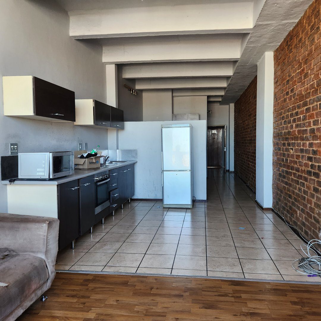 2 SPACIOUS BACHELOR TO LET IN BRAAMFONTEIN