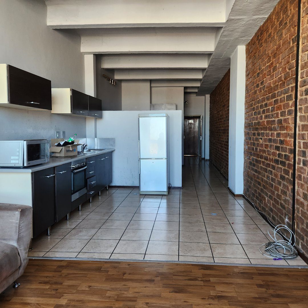 3 SPACIOUS BACHELOR TO LET IN BRAAMFONTEIN