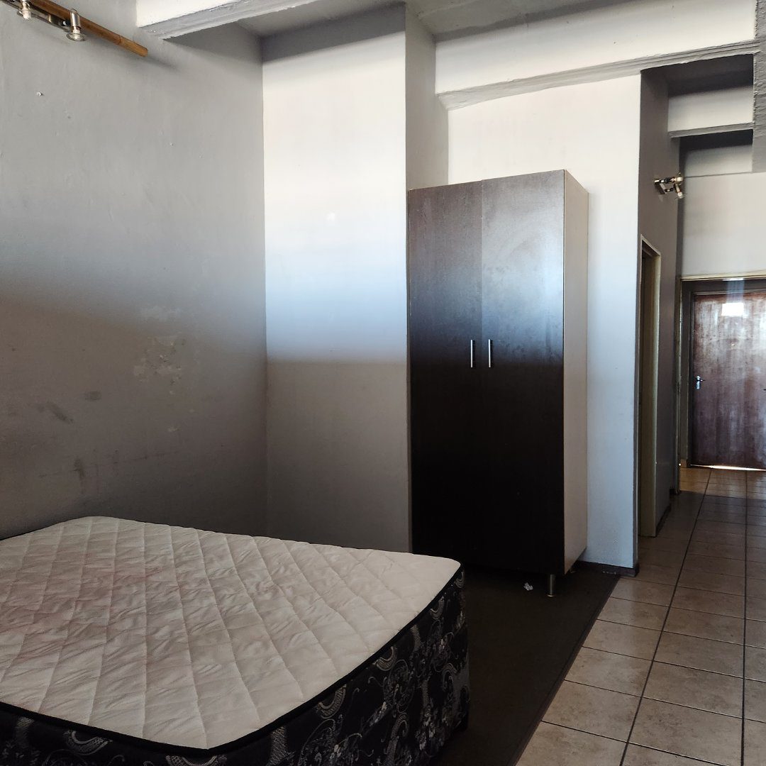 4 SPACIOUS BACHELOR TO LET IN BRAAMFONTEIN