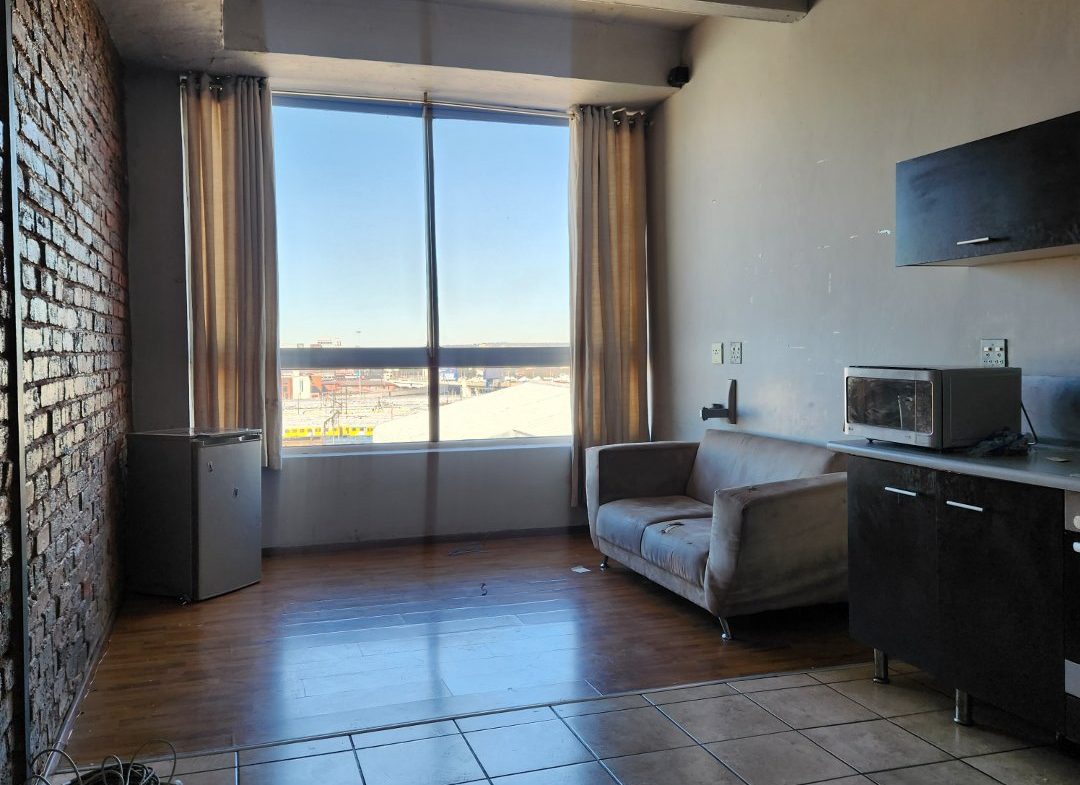 SPACIOUS BACHELOR TO LET IN BRAAMFONTEIN