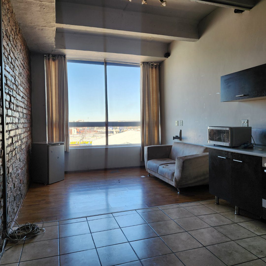 5 SPACIOUS BACHELOR TO LET IN BRAAMFONTEIN