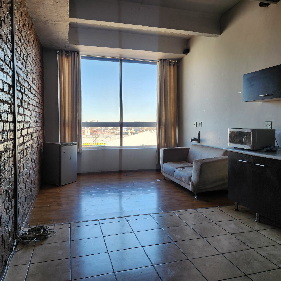6 SPACIOUS BACHELOR TO LET IN BRAAMFONTEIN