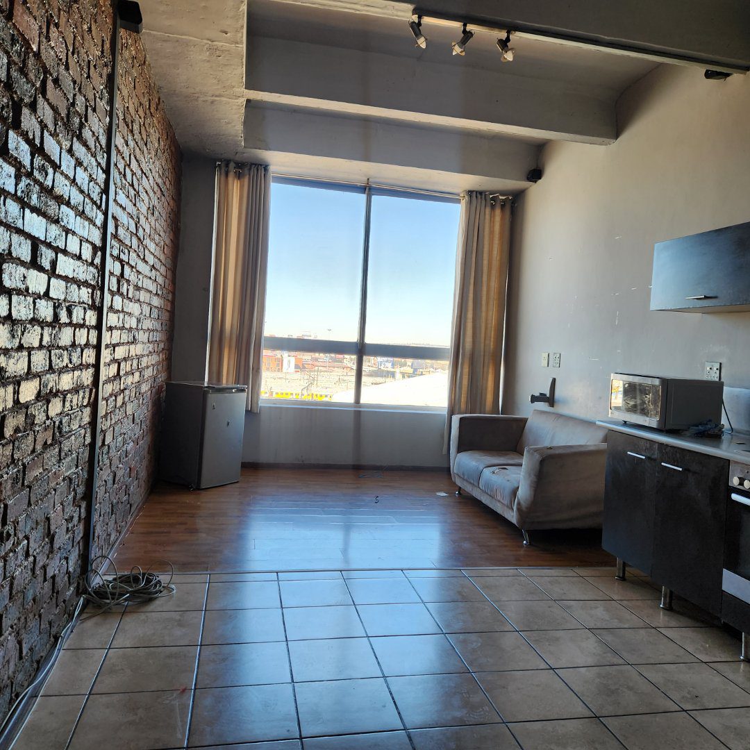 7 SPACIOUS BACHELOR TO LET IN BRAAMFONTEIN