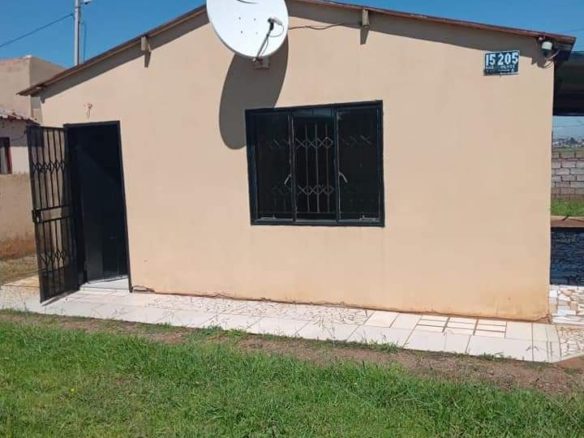 “Charming Family Home in Beautiful Moleleki for sale
