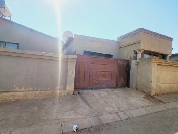 2 BEDROOM WITH 3 OUTSIDE ROOMS