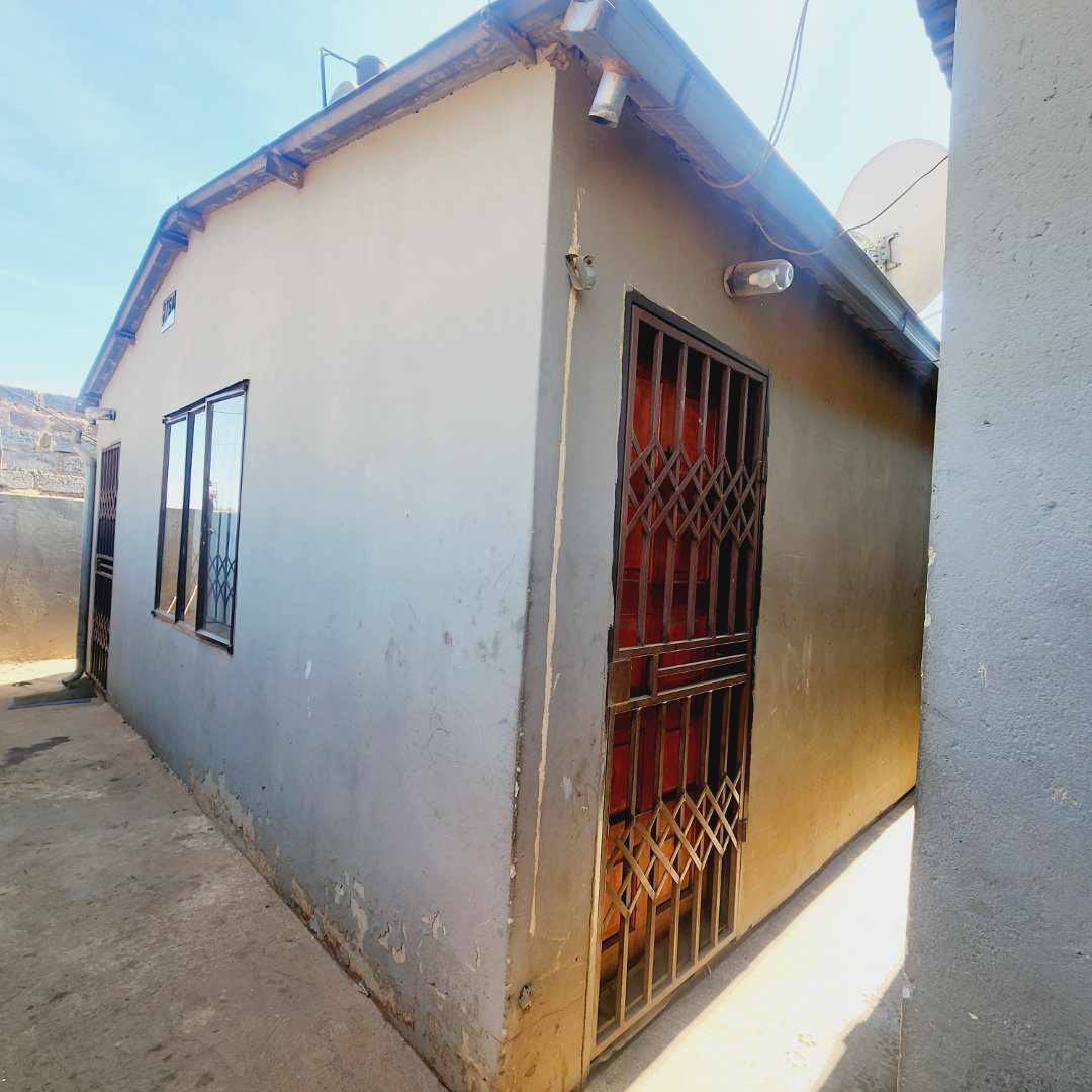 2 BEDROOM WITH 3 OUTSIDE ROOMS