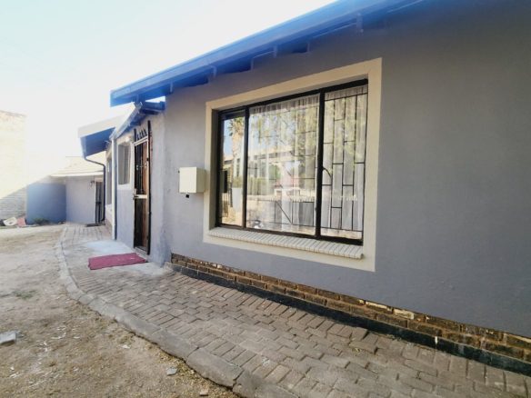 Spacious and newly renovated 1 bedroom cottage in Rhodesfield