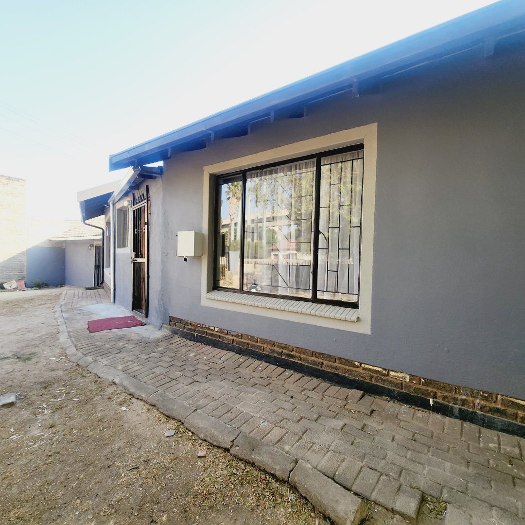11 Spacious and newly renovated 1 bedroom cottage in Rhodesfield
