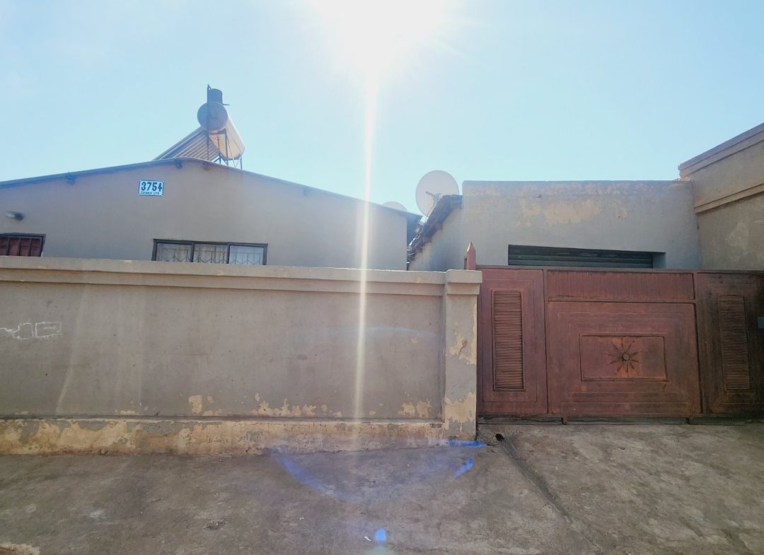 2 BEDROOM WITH 3 OUTSIDE ROOMS