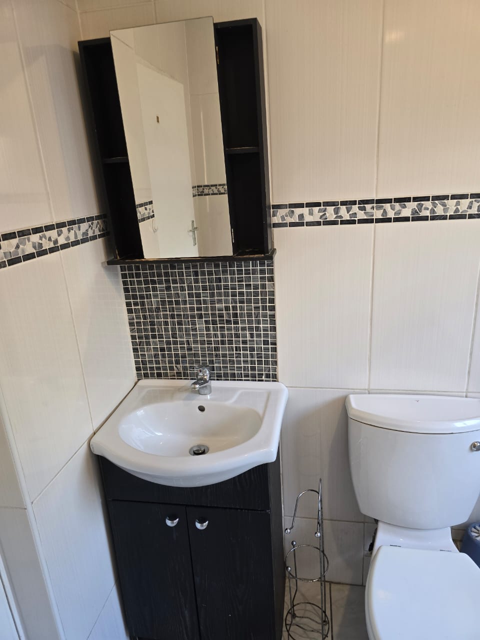 11 Beautifully Finished and Well Maintained Apartment For Rent