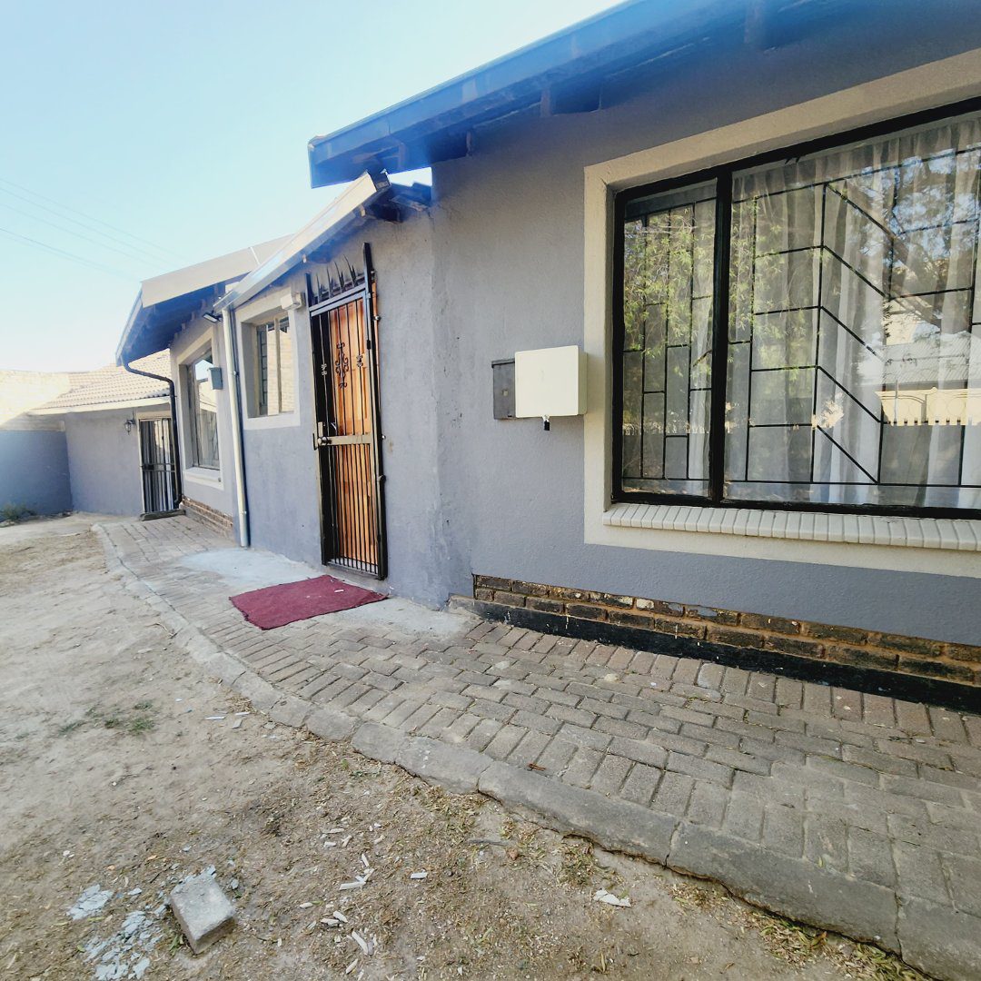 12 Spacious and newly renovated 1 bedroom cottage in Rhodesfield