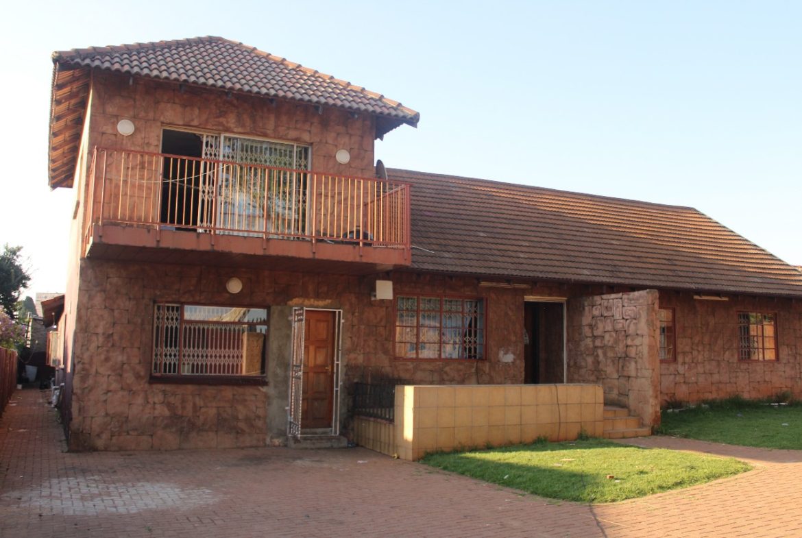 Spacious 1 bedroom Duplex cottage to rent in Rhodesfield available immidietely
