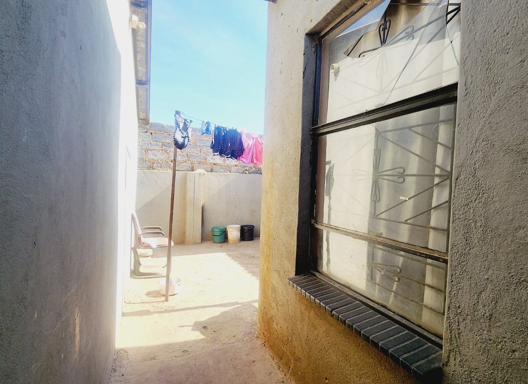 2 BEDROOM WITH 3 OUTSIDE ROOMS