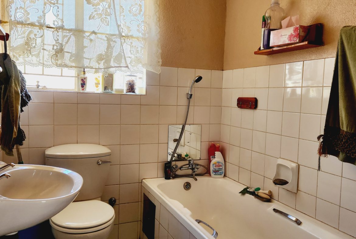 2 Bed ,1 Bath apartment in Glen Marais for sale