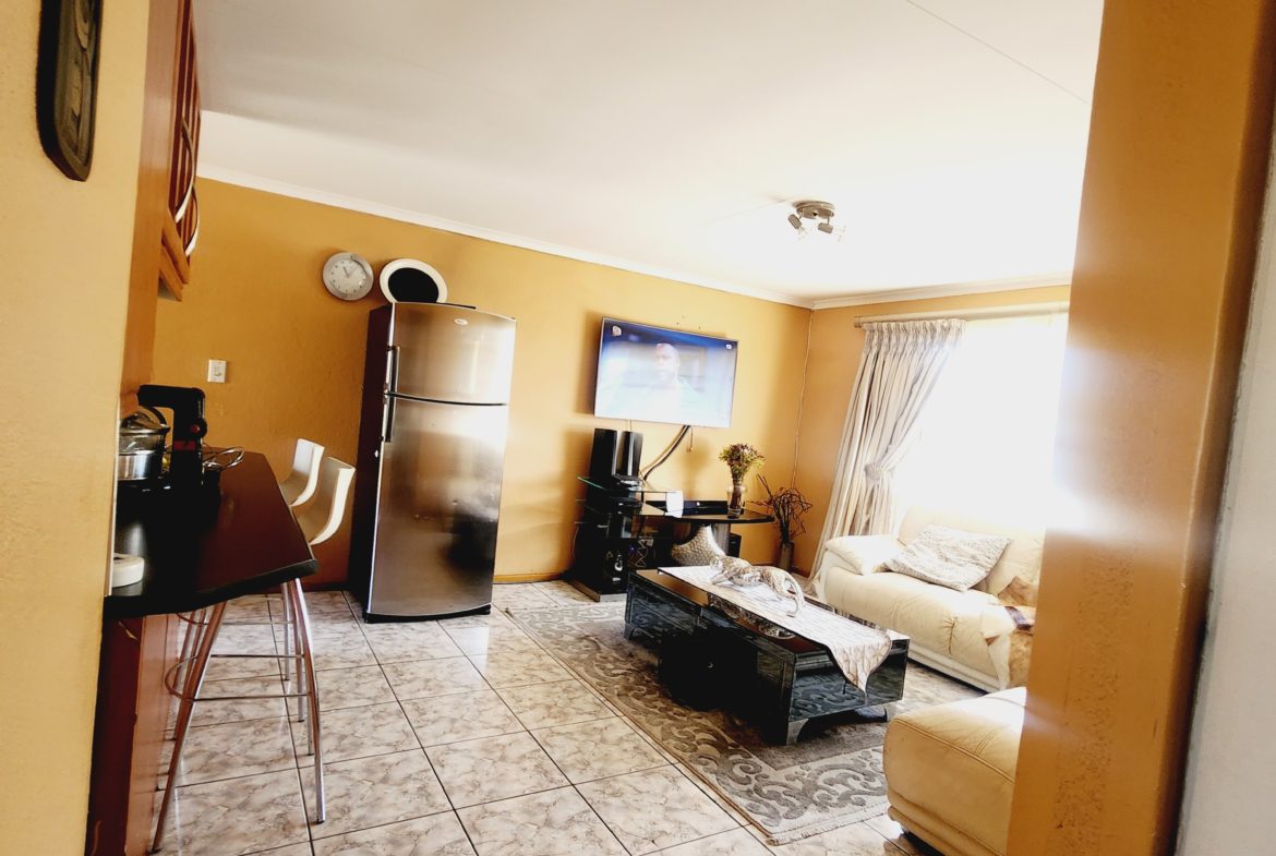 2 Bed ,1 Bath apartment in Glen Marais for sale