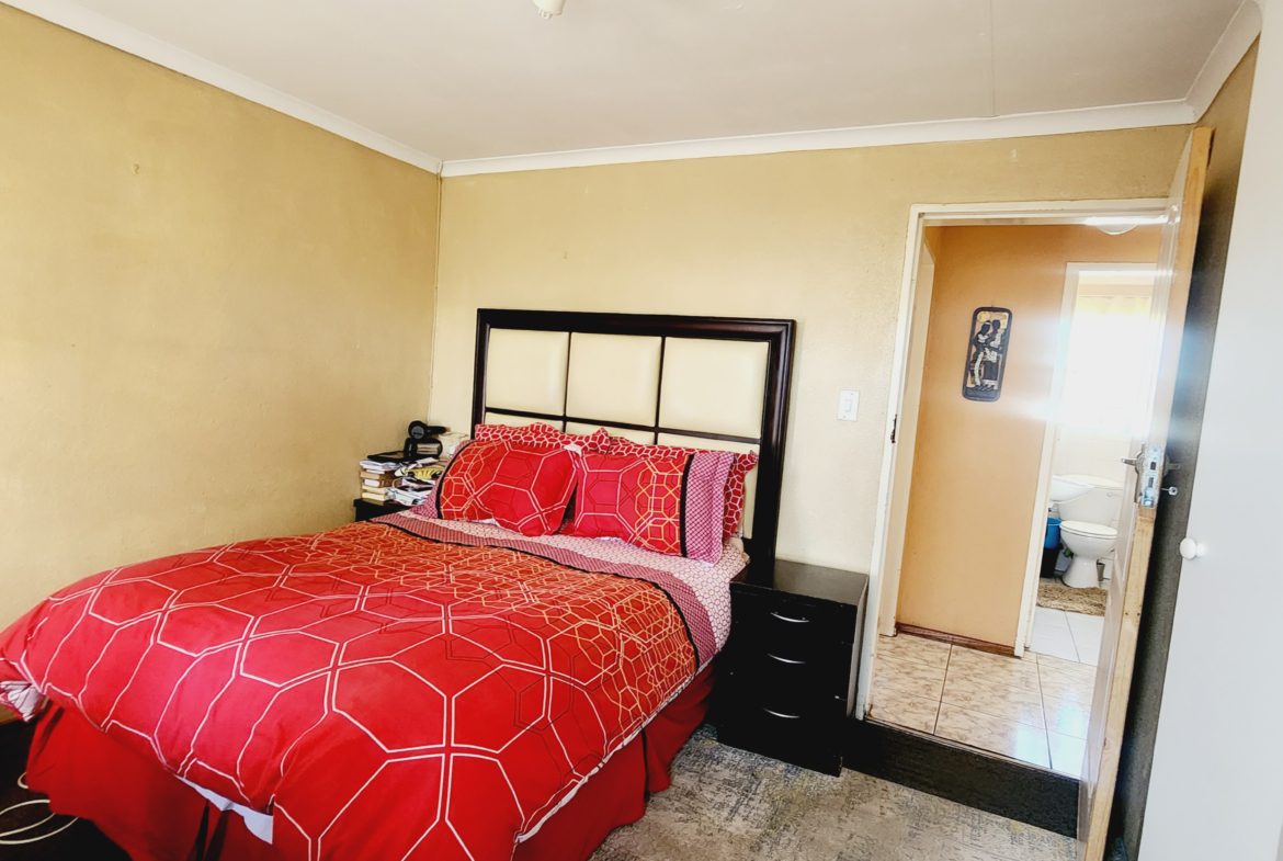 2 Bed ,1 Bath apartment in Glen Marais for sale