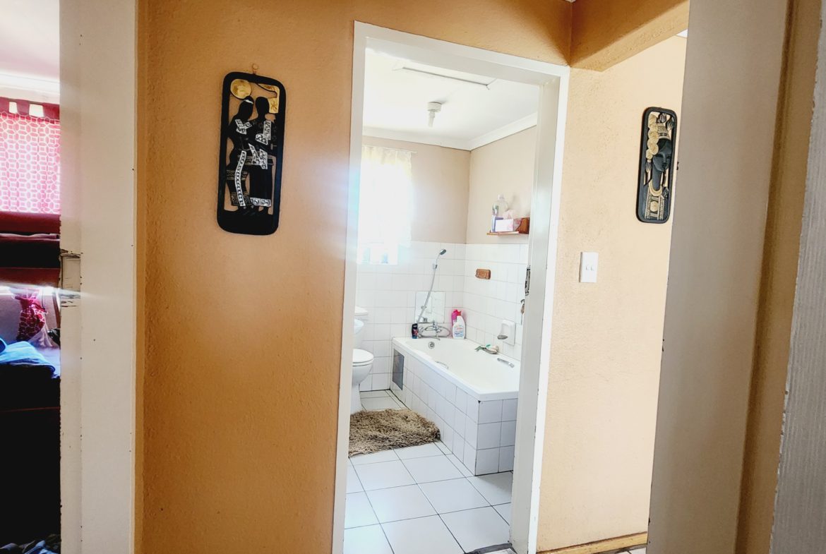 2 Bed ,1 Bath apartment in Glen Marais for sale