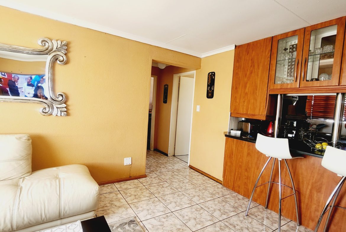 2 Bed ,1 Bath apartment in Glen Marais for sale