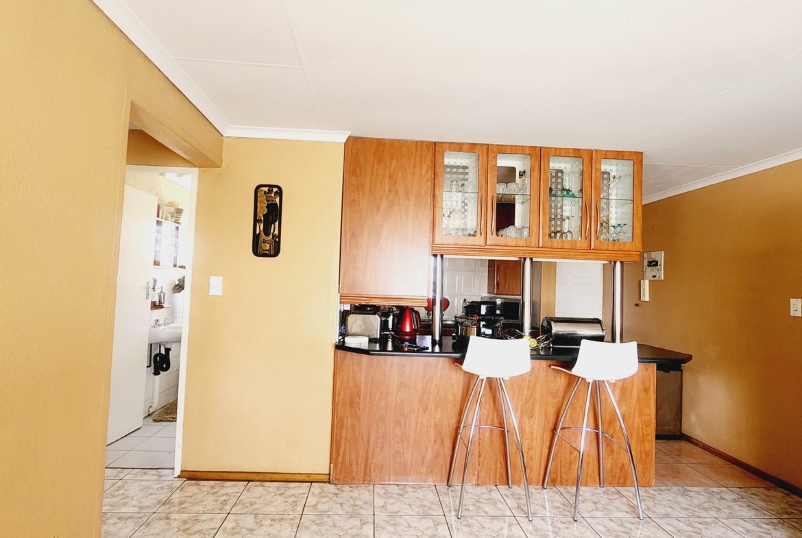 2 Bed ,1 Bath apartment in Glen Marais for sale