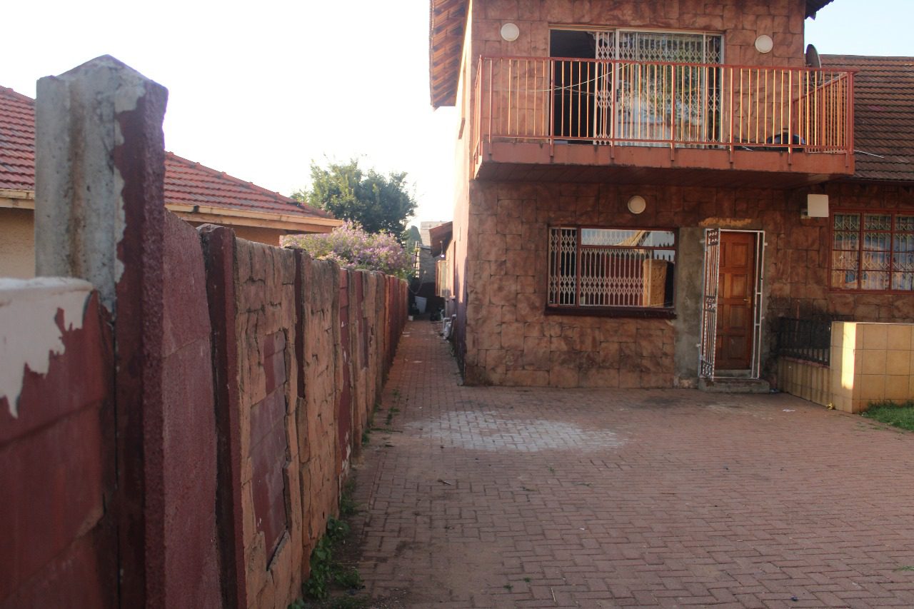 4 Spacious 1 bedroom Duplex cottage to rent in Rhodesfield available immidietely