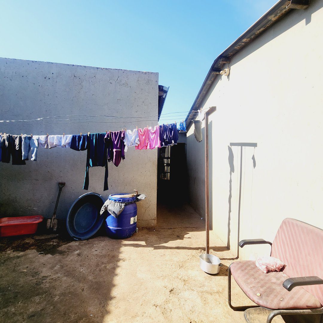 2 BEDROOM WITH 3 OUTSIDE ROOMS
