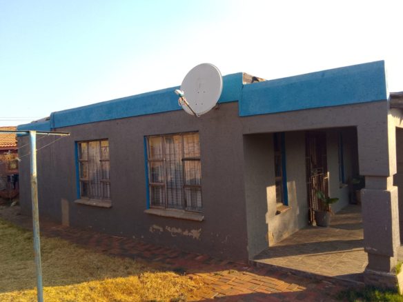 Charming 2-Bedroom Home in Lenasia South Hills.