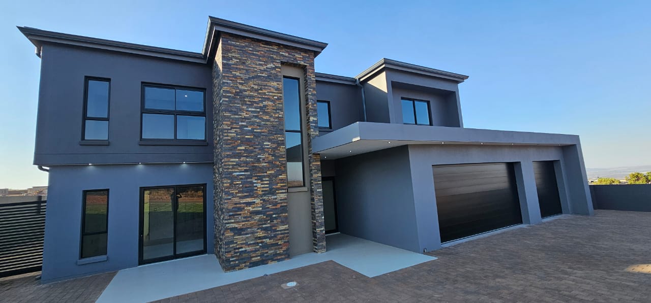 1 Luxurious Family Home in Schoongezigt Estate