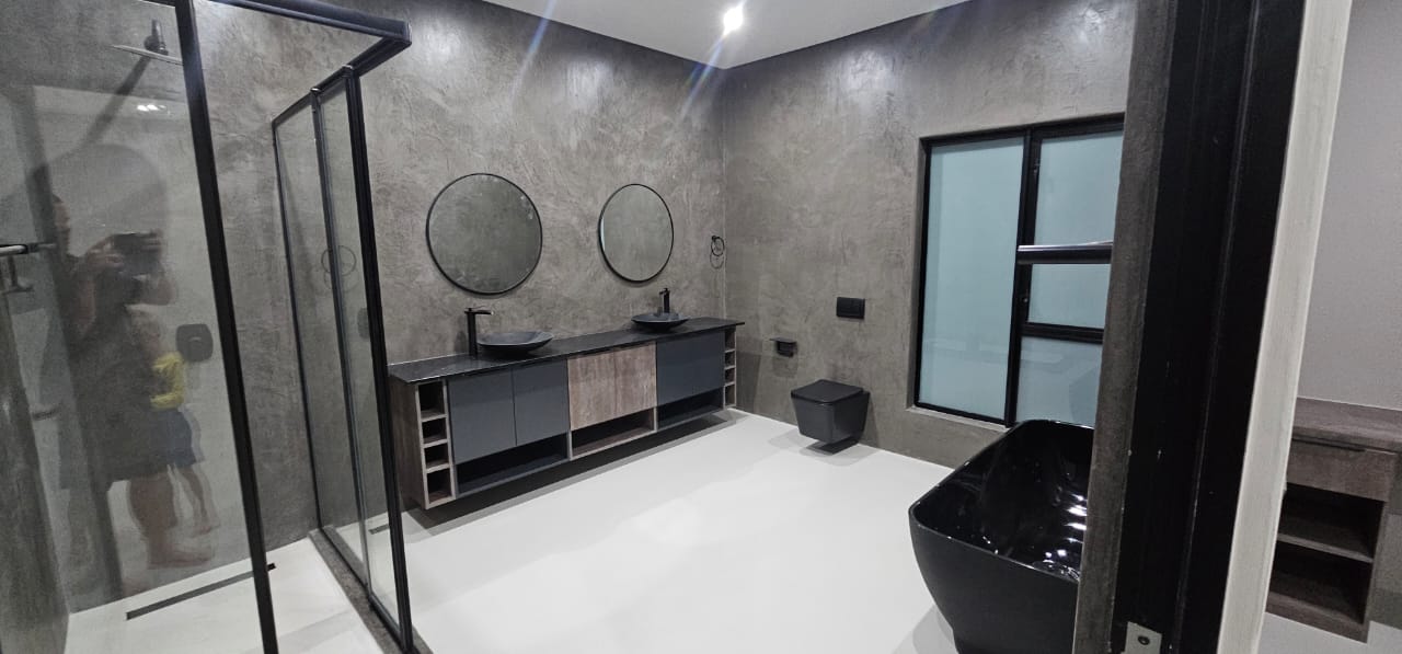 6 Luxurious Family Home in Schoongezigt Estate