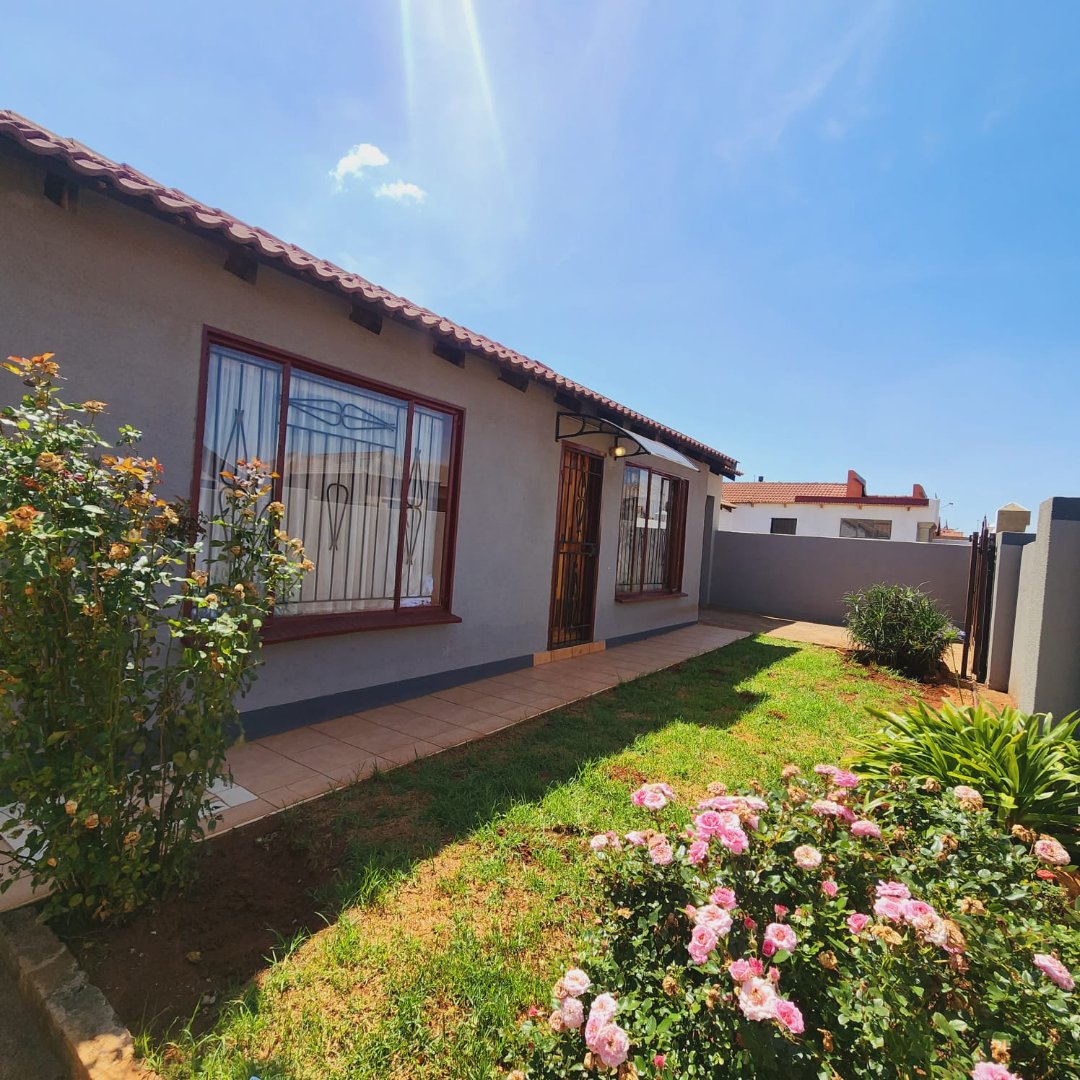 1 4 bedroom for Sale on Vosloorus Ext 25