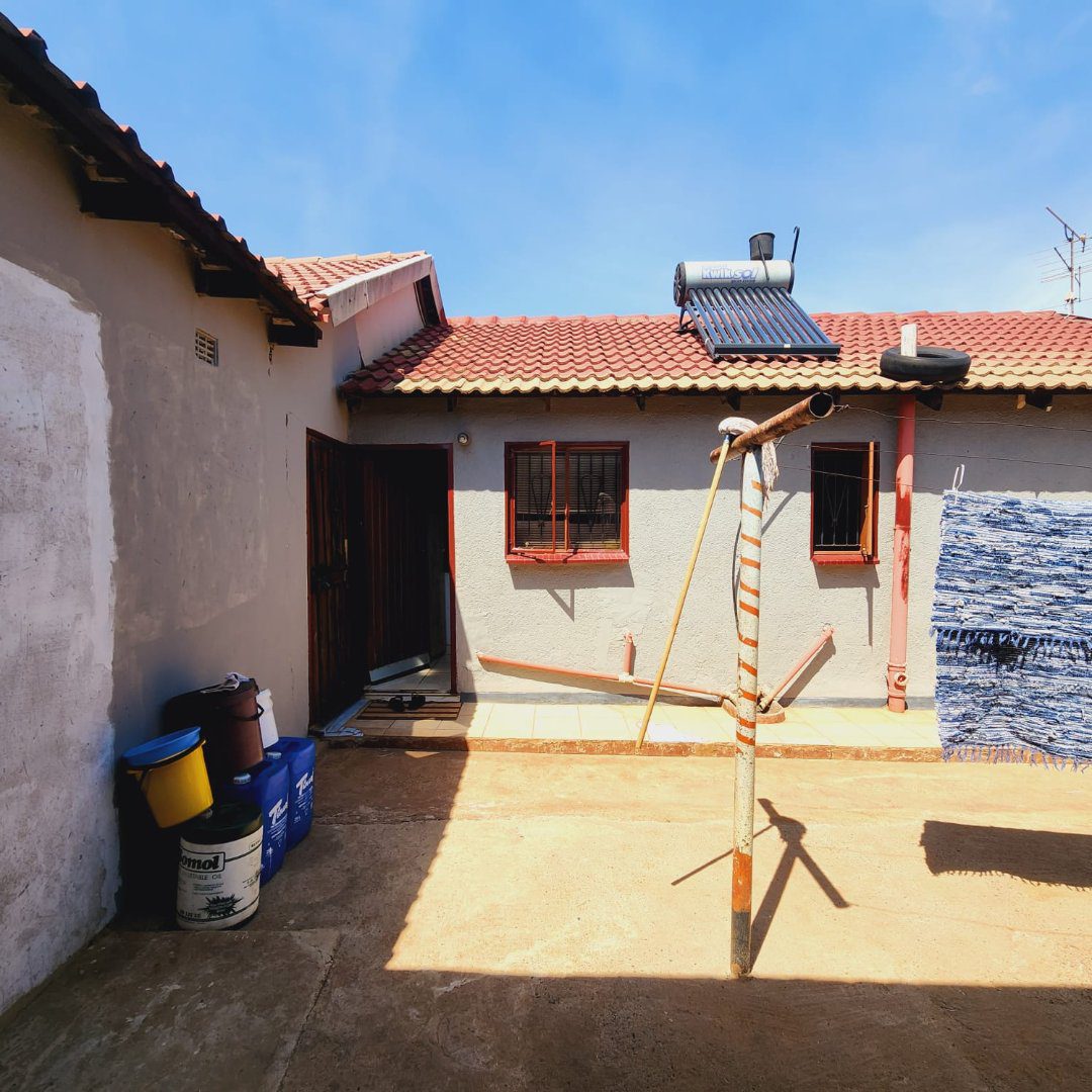 11 4 bedroom for Sale on Vosloorus Ext 25