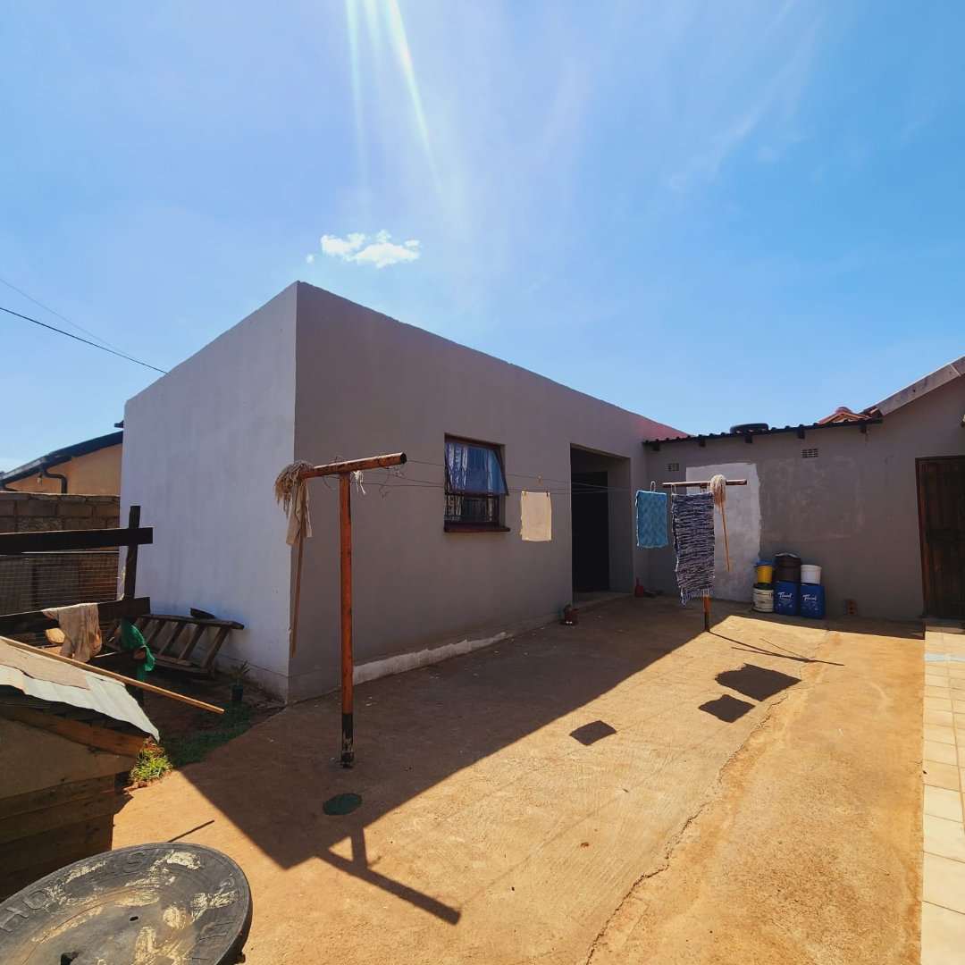 2 4 bedroom for Sale on Vosloorus Ext 25