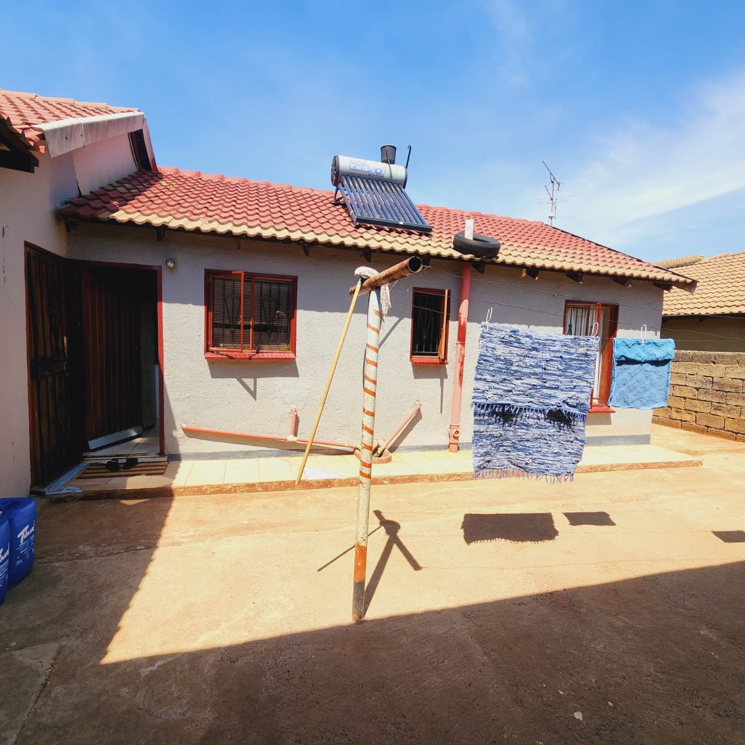 6 4 bedroom for Sale on Vosloorus Ext 25